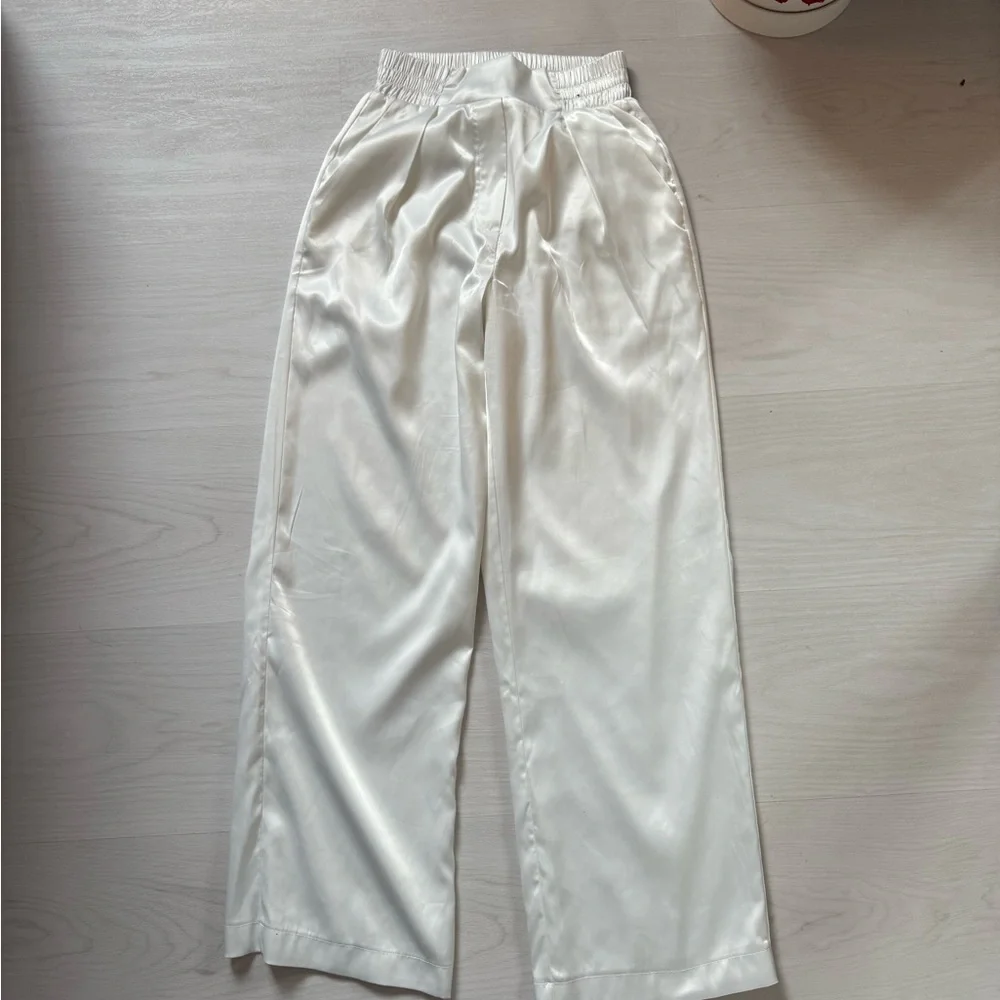 Elegant White Satin Suit Set. Wide leg pantsuit. Size s - Picture 4 of 9